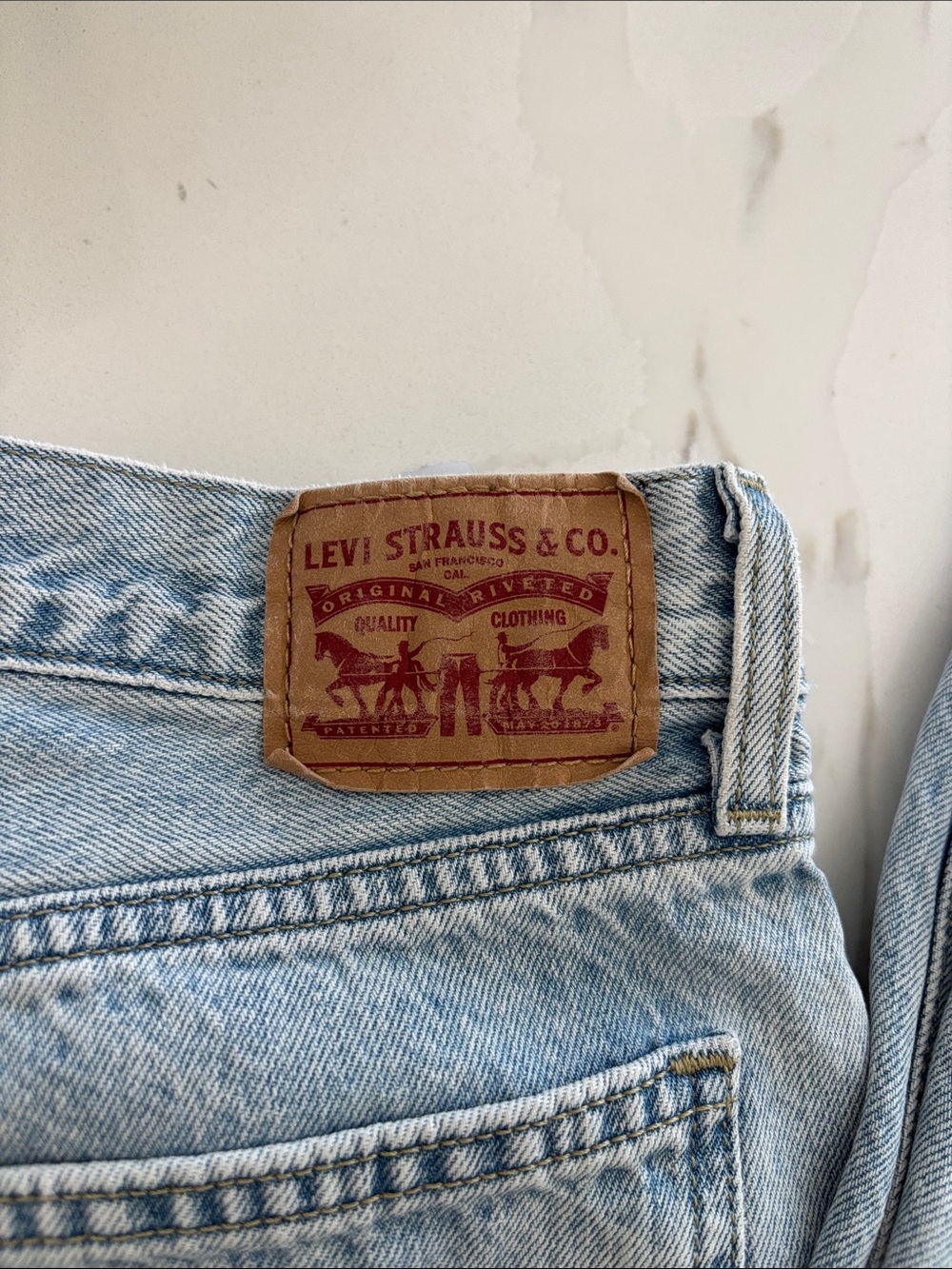 Levi’s Light Wash Low Pro Straight Charlie Jeans Size 28 - Picture 2 of 6